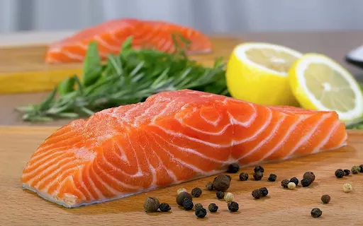 Cá hồi chứa nhiều omega 3 và vitamin B1 tốt cho não bộ